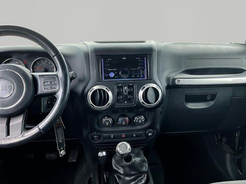 Used 2017 Jeep Wrangler Unlimited Sahara w/ Connectivity Group AWD/4WD image 9