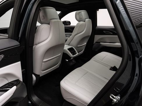 Used 2025 Cadillac Lyriq Luxury image 37