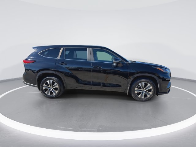 Used 2023 Toyota Highlander XLE AWD/4WD image 9