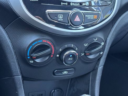 Used 2012 Hyundai Accent SE FWD image 23