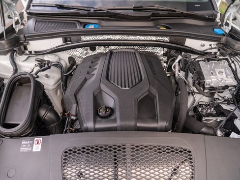 Used 2025 Porsche Macan image 29