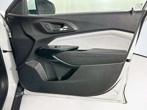 Used 2025 Chevrolet Trax LT w/ LT Convenience Package image 29