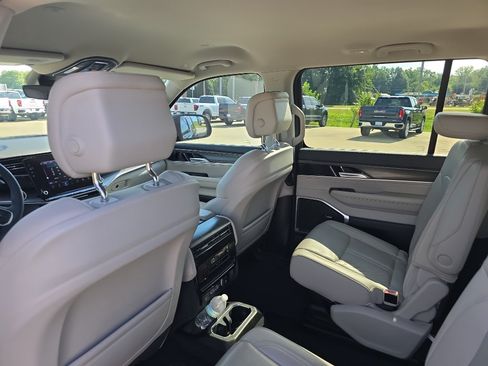 Used 2023 Jeep Wagoneer Series II w/ Flexible Seating Group AWD/4WD image 9