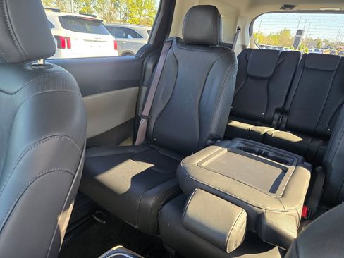 Certified 2025 Kia Carnival LXS image 12