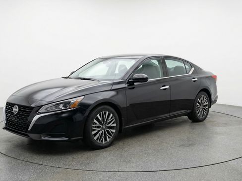 Used 2025 Nissan Altima 2.5 SV image 3