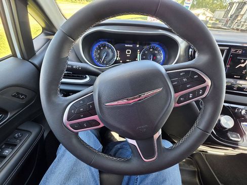 Used 2025 Chrysler Pacifica Select FWD image 13