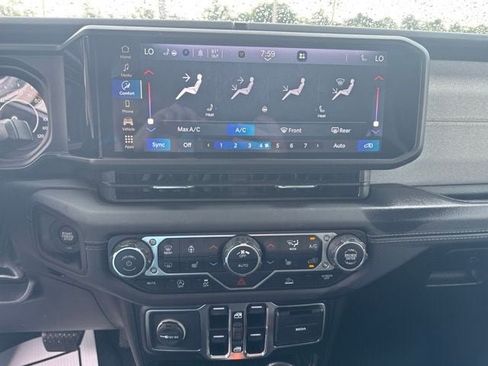 Used 2025 Jeep Wrangler Unlimited Sahara AWD/4WD image 16