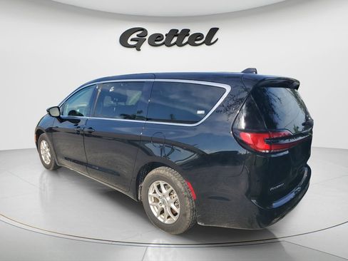 Used 2024 Chrysler Pacifica Touring-L FWD image 5