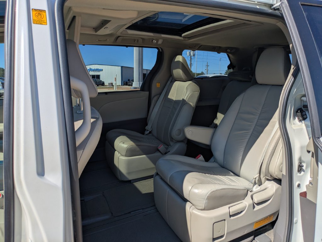 Used 2012 Toyota Sienna Limited w/ Premium Pkg FWD image 8