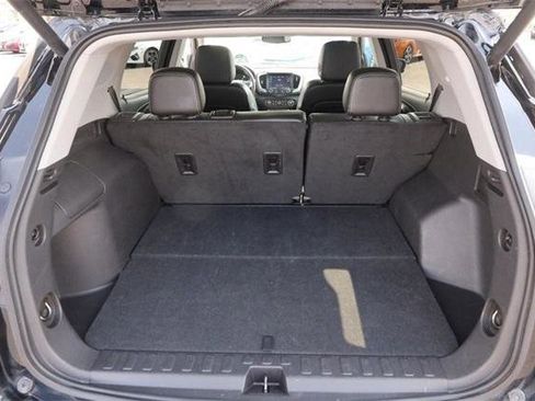 Used 2024 GMC Terrain SLT image 7