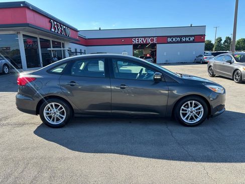 Used 2015 Ford Focus SE FWD image 2