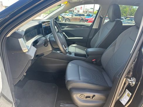 Used 2025 Volkswagen Tiguan SE AWD/4WD image 15