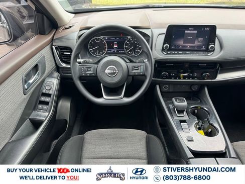 Used 2023 Nissan Rogue SV image 2