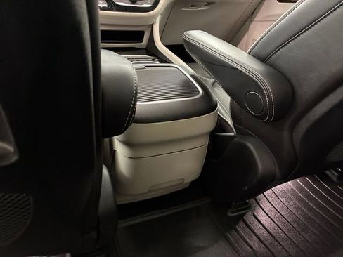 Used 2021 Chrysler Pacifica Limited w/ Premium & Safety Sphere Group FWD image 19
