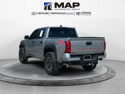 Used 2025 Toyota Tacoma TRD Off-Road image 3