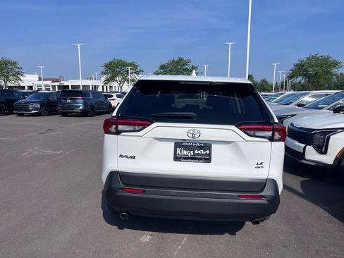 Used 2022 Toyota RAV4 LE AWD/4WD image 5