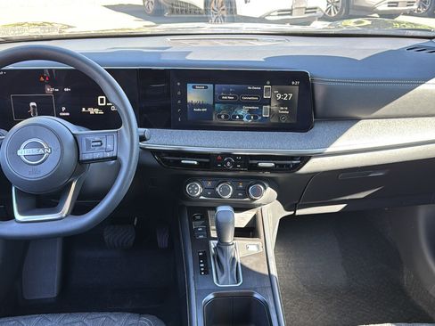 Certified 2025 Nissan Kicks SV AWD/4WD image 5