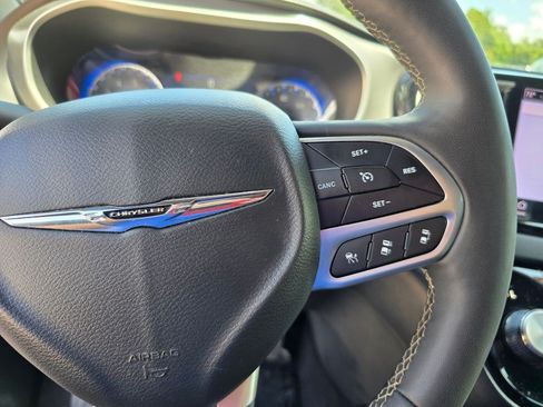 Used 2025 Chrysler Pacifica Select FWD image 19