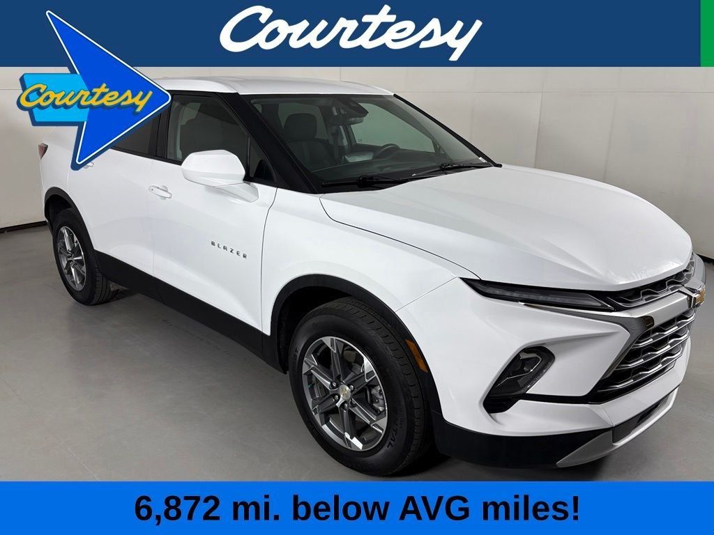 Used 2025 Chevrolet Blazer LT FWD image 1