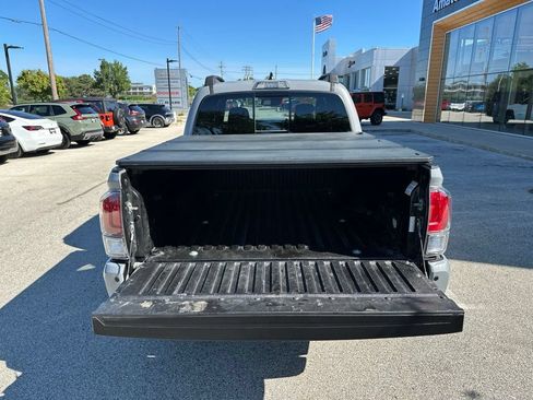 Used 2020 Toyota Tacoma TRD Sport w/ TRD Premium Sport Package AWD/4WD image 12