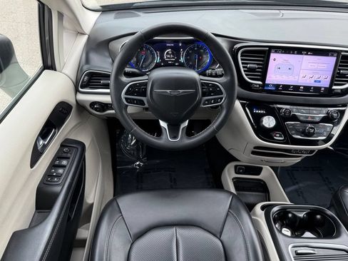 Used 2023 Chrysler Pacifica Touring-L FWD image 26