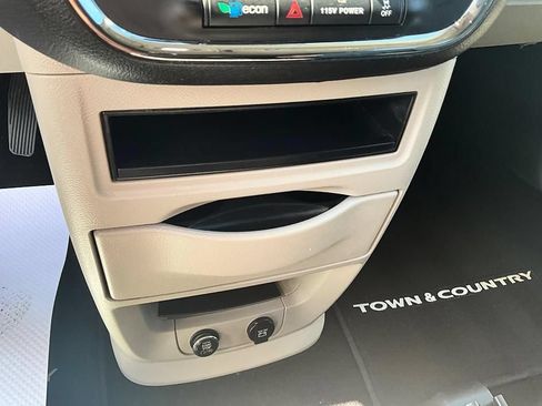 Used 2016 Chrysler Town & Country Touring w/ Driver Convenience Group FWD image 23