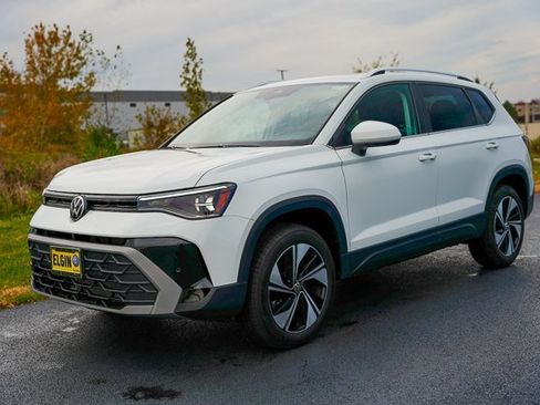 Used 2025 Volkswagen Taos SE w/ Panoramic Sunroof Package image 5