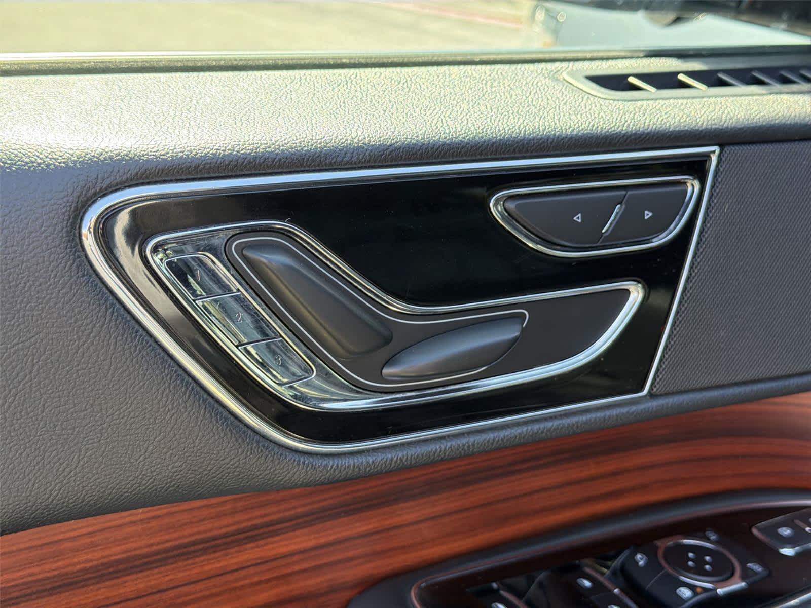 Used 2024 Lincoln Navigator Premiere AWD/4WD image 24