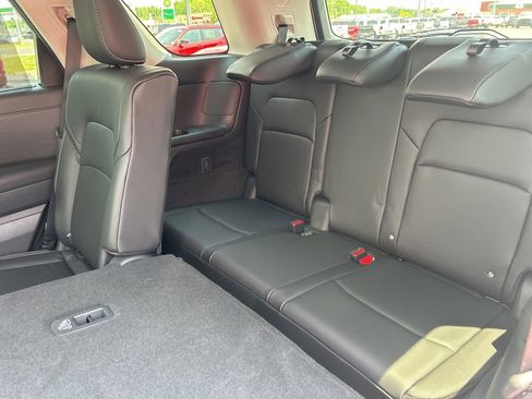 Used 2025 Nissan Pathfinder SL AWD/4WD image 14