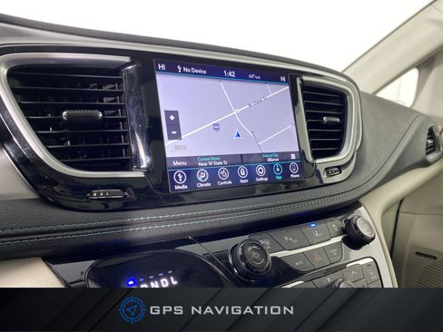 Used 2018 Chrysler Pacifica Limited w/ Advanced Safetytec Group image 3