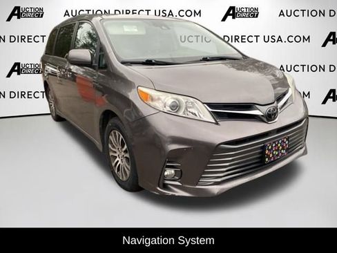 Used 2018 Toyota Sienna XLE Premium image 3