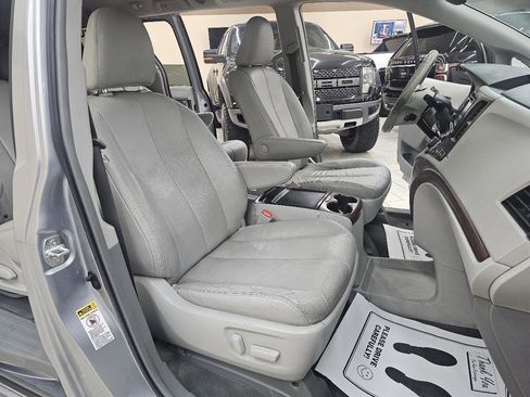 Used 2014 Toyota Sienna XLE FWD image 18
