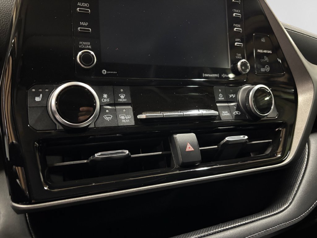 Used 2021 Toyota Highlander XLE AWD/4WD image 32