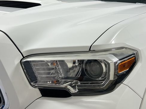 Used 2016 Toyota Tacoma TRD Sport w/ Premium & Technology Package RWD image 11