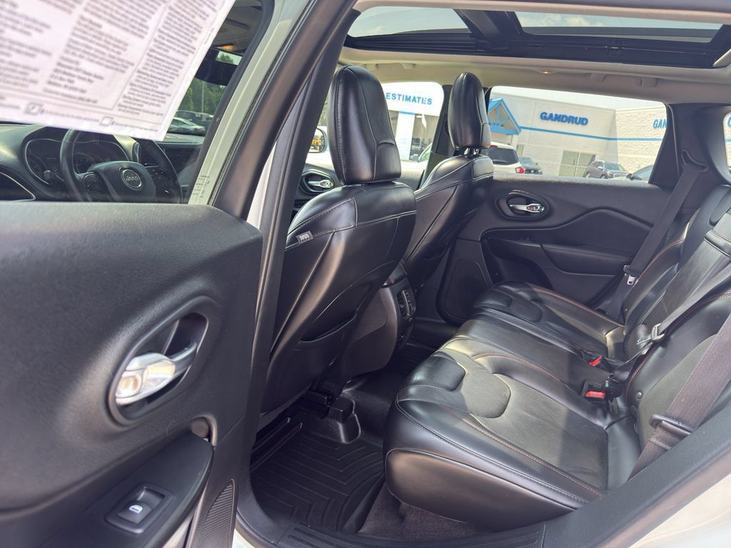 Used 2019 Jeep Cherokee Trailhawk AWD/4WD image 31