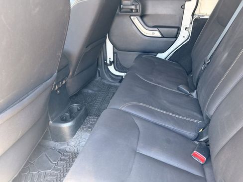 Used 2018 Jeep Wrangler Unlimited Sahara w/ Connectivity Group AWD/4WD image 14