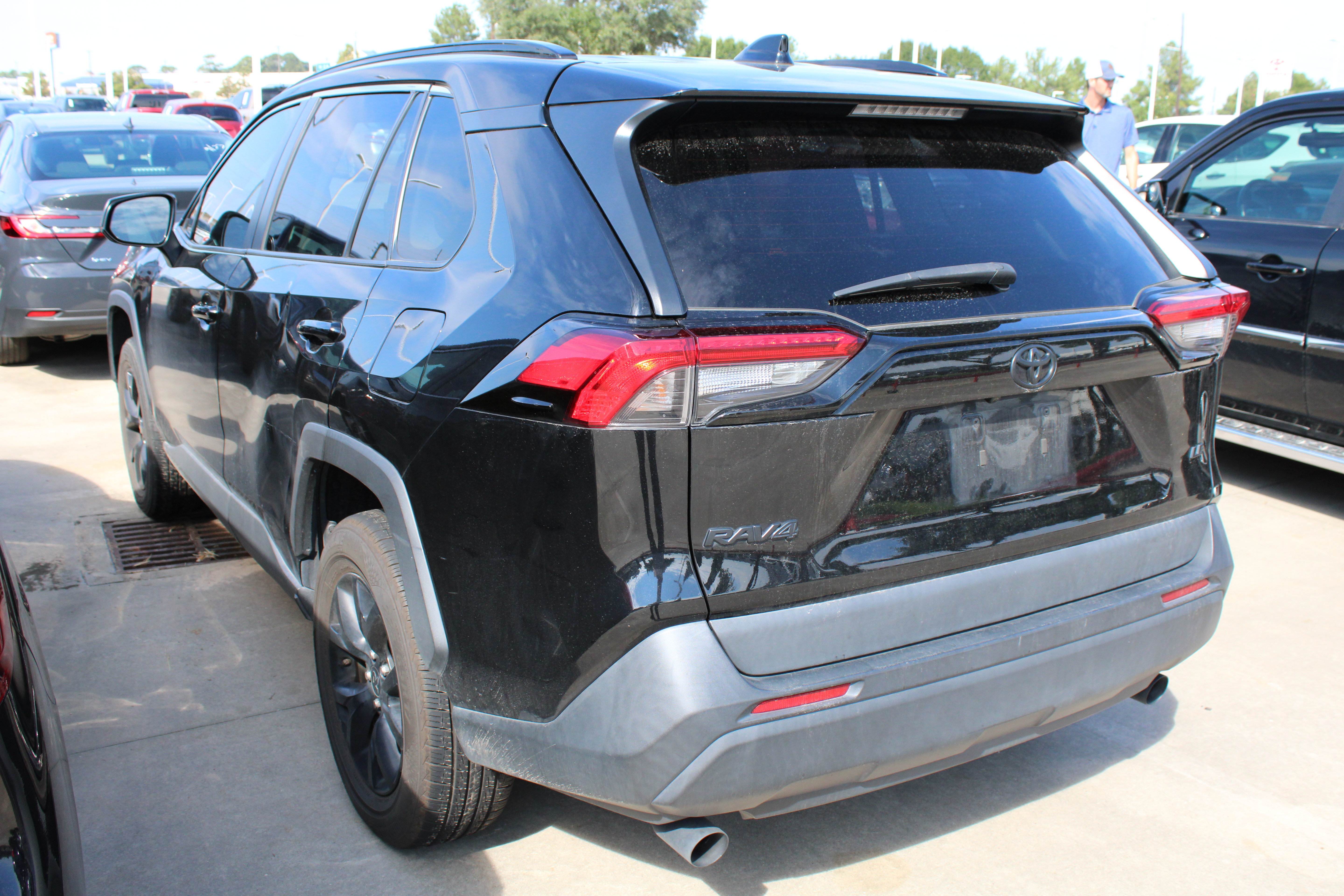 Used 2021 Toyota RAV4 LE FWD image 5