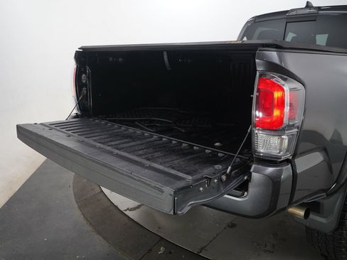 Used 2020 Toyota Tacoma TRD Sport AWD/4WD image 9