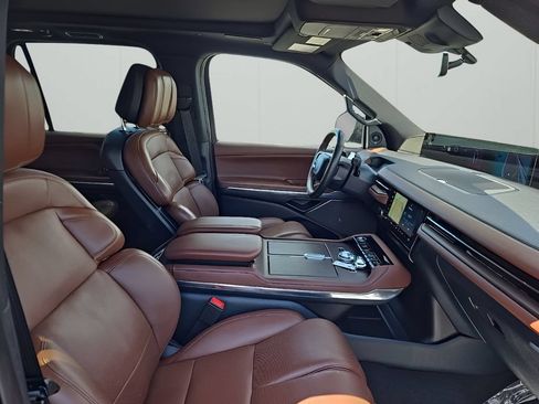 Used 2025 Lincoln Navigator Reserve AWD/4WD image 19