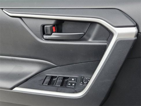 Used 2019 Toyota RAV4 LE image 30