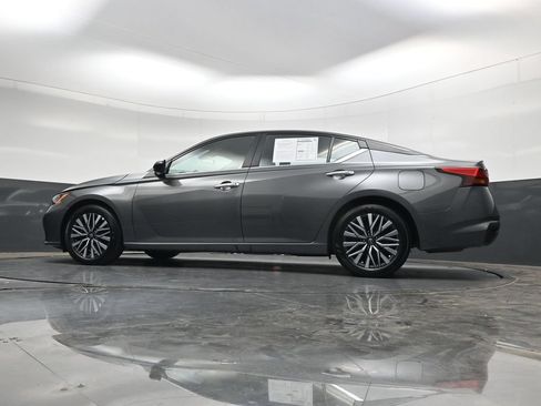 Used 2025 Nissan Altima 2.5 SV FWD image 38