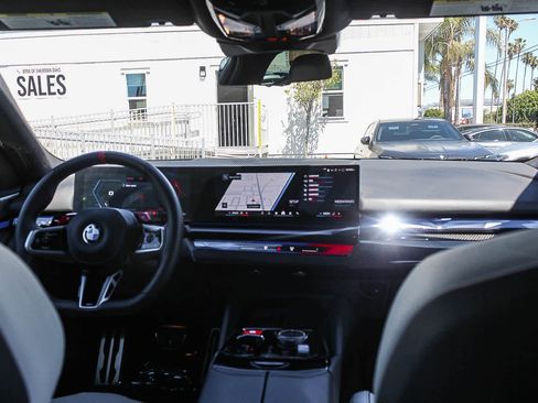 Used 2025 BMW M5 w/ Carbon Package AWD/4WD image 12