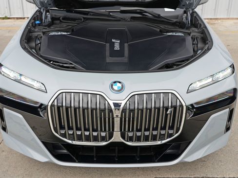 Used 2023 BMW i7 xDrive60 w/ Executive Package 2 image 8