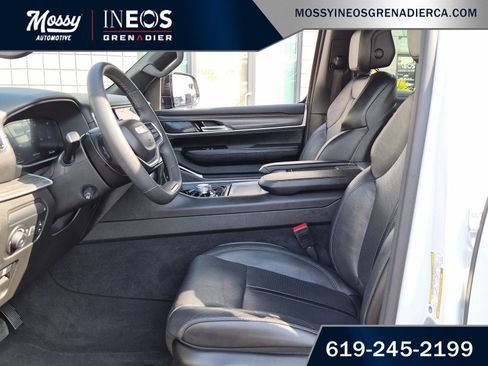 Used 2024 Jeep Wagoneer L Series II RWD image 13