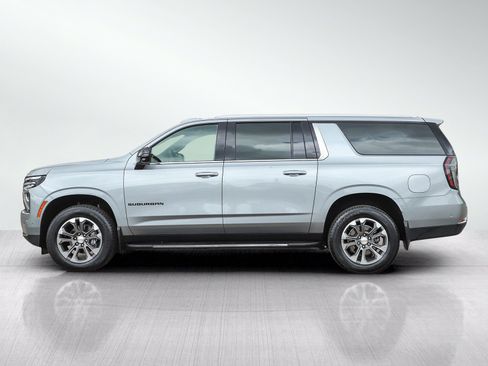 Used 2025 Chevrolet Suburban LT w/ Comfort Package AWD/4WD image 2
