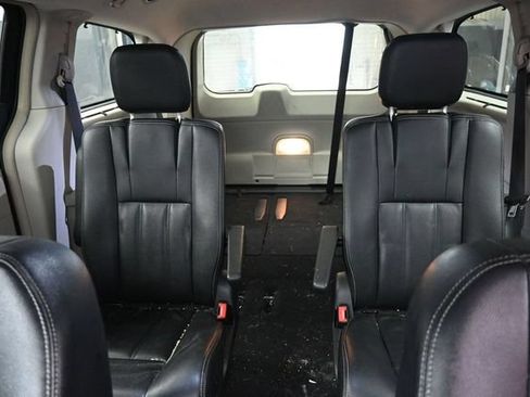 Used 2016 Chrysler Town & Country Touring FWD image 13