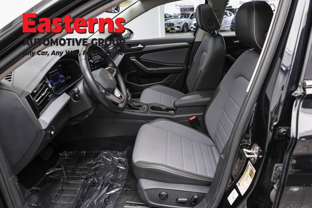 Used 2025 Volkswagen Jetta SE FWD image 15