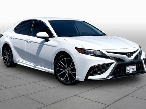 Used 2021 Toyota Camry SE image 2
