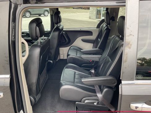Used 2015 Chrysler Town & Country Touring w/ Driver Convenience Group FWD image 29