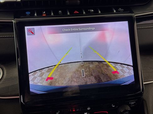 Used 2023 Jeep Grand Cherokee 4WD 4xe image 3